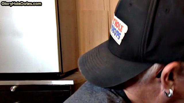 Amateur gloryhole DILF sucks in homemade closeup