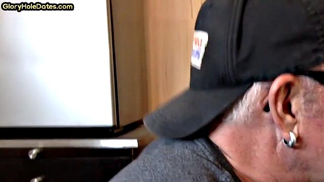 Amateur gloryhole DILF sucks in homemade closeup