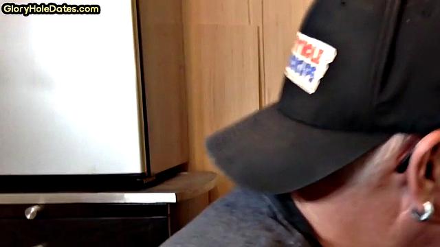 Amateur gloryhole DILF sucks in homemade closeup