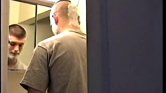 Гей парень CJ дрочит и кончает на камеру.