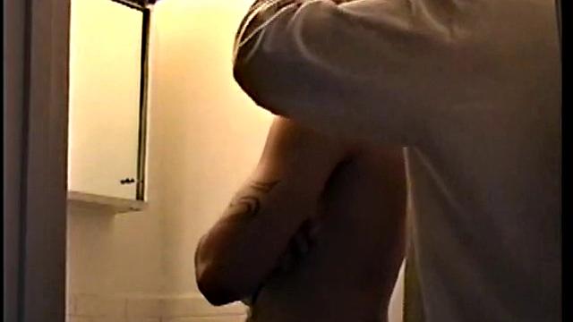 Гей парень CJ дрочит и кончает на камеру.