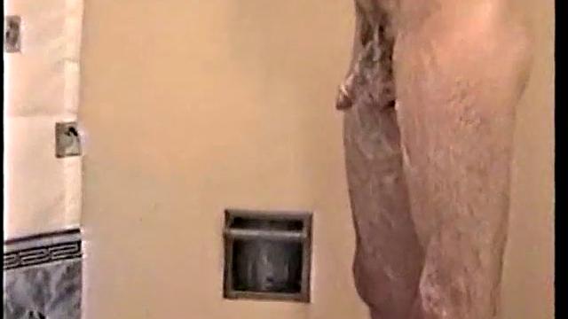 мускулистый парень дрочит и заливает всё густой спермой