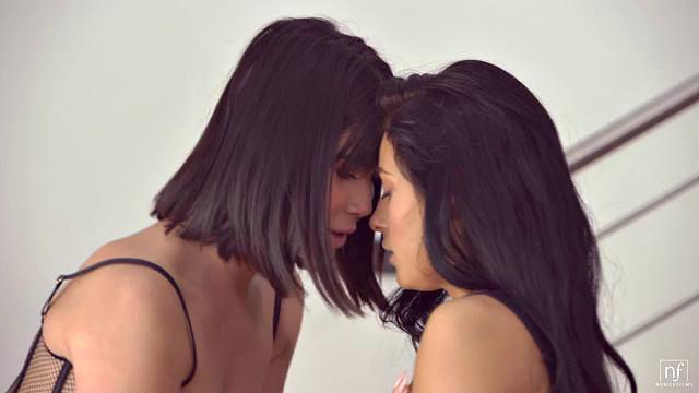 Леди Ди соблазняет Минди, и та теряет контроль