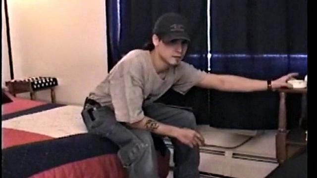 Взрослый парень ТиДжей сосёт член другу, гей минет на камеру.