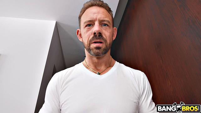 Йоргелис платит аренду сексом с арендодателем на кухне и в спальне.