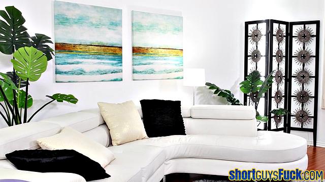 Эбонитовая пышногрудая красотка скачет на члене и получает по полной от брутального парня с большим хуем.