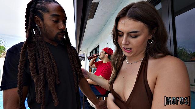 Трое взрослых на вечеринке: Тони Рубино, Селина Бентц и Тесс Томпсон делают весело без стеснения, штаны тесны не зря!