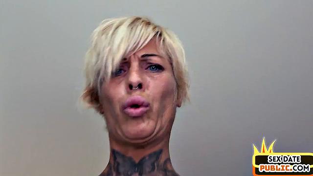 Немецкая татуированная милфа сосёт на улице и трахается в гостинице