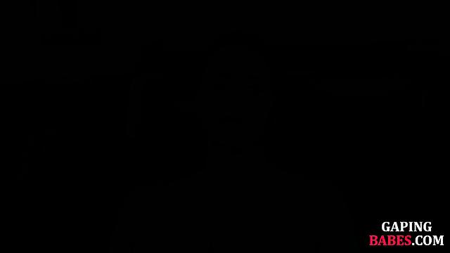 Любовница растягивает зрелую лесбиянку, пока та мечтает о новой мебели для спальни.