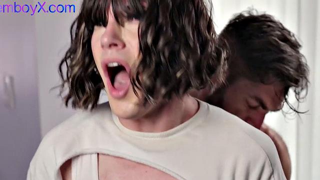 фембой в теннисной юбке заводит бородатого мужика