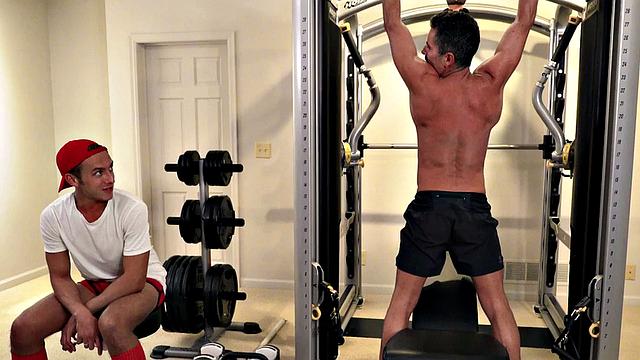 Bottomed ripped DILF stretched by twunk