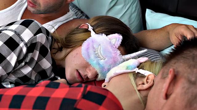 четыре развратные красотки получают "уроки" на кровати лучше любого порно-универа