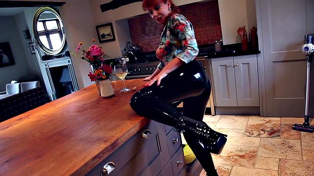 Дамочка в латексе забила на уборку и не отлипает от огромного дилдо