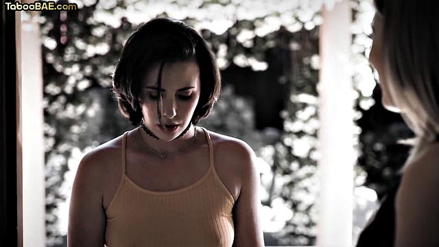 Две зрелые лесбиянки слизывают друг с друга после страстного поцелуя.