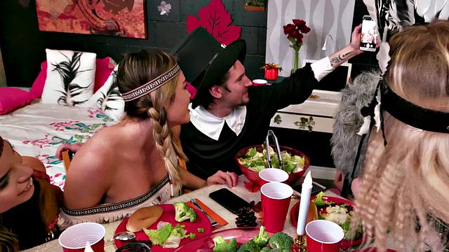 три развратные подруги жарко трахаются в общаге на день благодарения