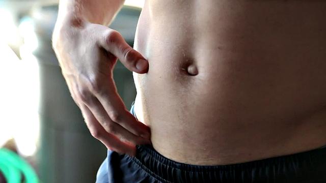 Smooth amateur teases torso while masturbating solo