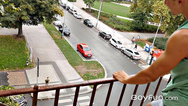 Два парня решили проверить, кто больше выдержит без презерватива - обошлось без ничьей, зато с юмором и аналом!