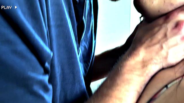 брюнетка трахается на улице и получает кончину на грудь