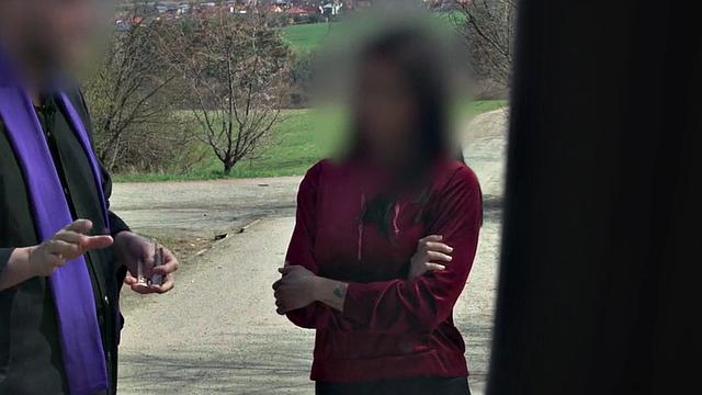 фальшивый священник трахает чернокожую с синими волосами в фургоне