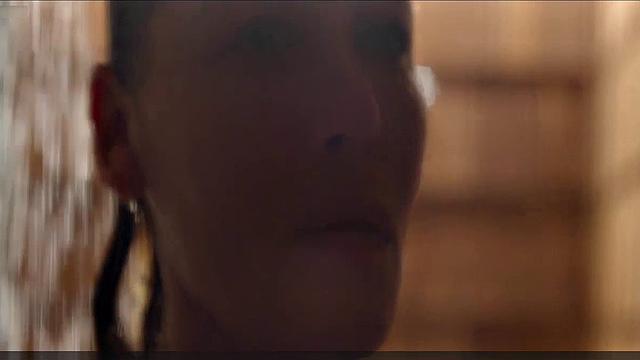 Конни Нильсен в душе: полотенце? Да ну его к чёрту