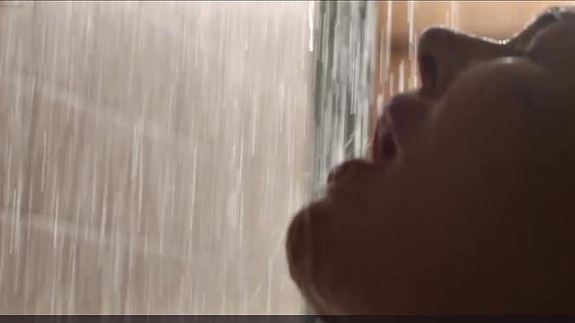 Конни Нильсен в душе: полотенце? Да ну его к чёрту