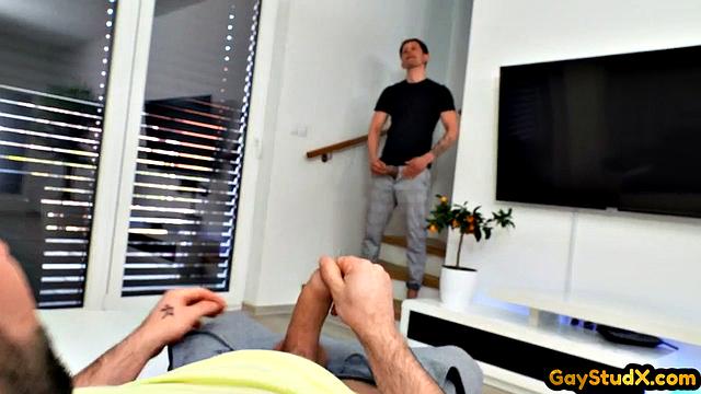 Мужик с грудью скачет на члене парня и берет в рот по-гейски.