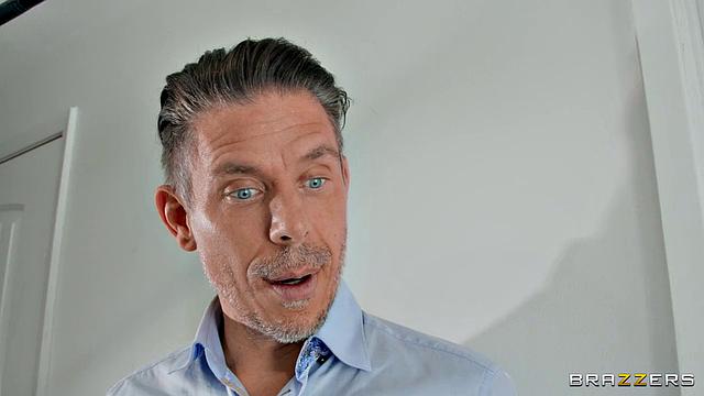 Адриана Чечик снова разбудила мужика, но зад интересует только его ассистента - так и живём, куколд в шоке, жена получает двойной кайф.