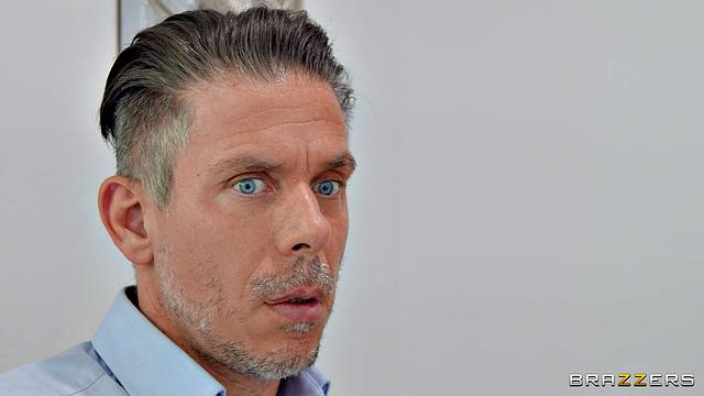 Адриана Чечик снова разбудила мужика, но зад интересует только его ассистента - так и живём, куколд в шоке, жена получает двойной кайф.