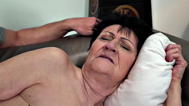 бабуля кайфует на большом белом члене