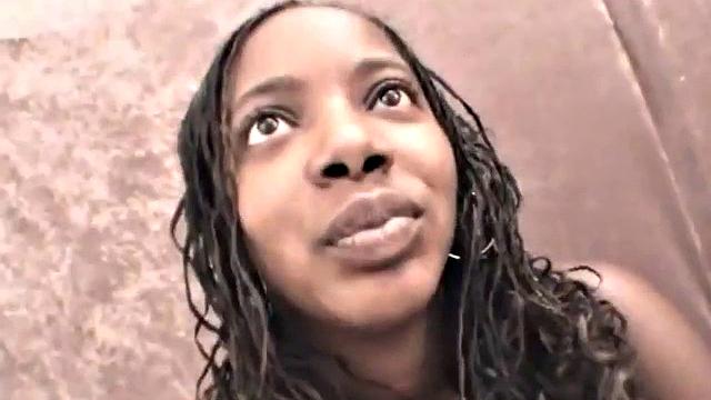 Чернокожая шлюха в сетке глубоко сосет белый хер на камеру крупным планом.