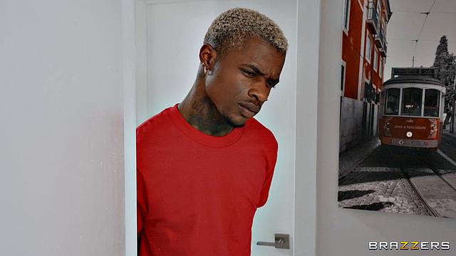 Смотри, как Ариетта и Розалин впервые пробуют мужика и устраивают жаркий секс втроём, а Кейт Ди соблазняет друга для дикого milf-экшена во дворе.