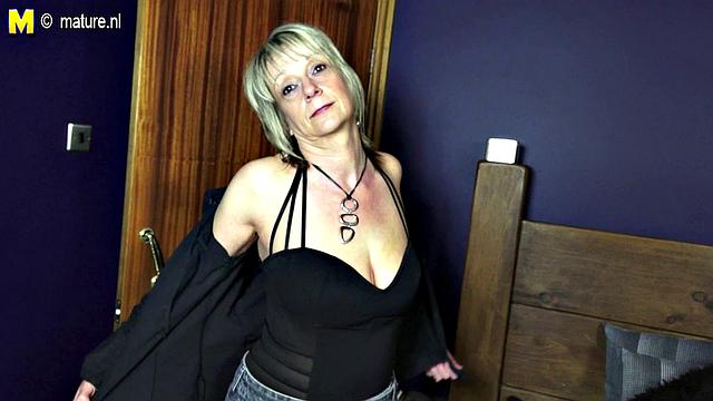 Британская домохозяйка Мат-ЕУ-ТУК011 радует гладкой киской и шутками похлеще дождя