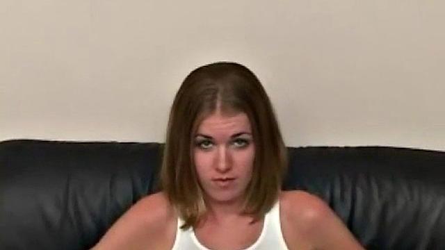 хрупкая блондинка заглатывает сперму после жесткого минета в pov