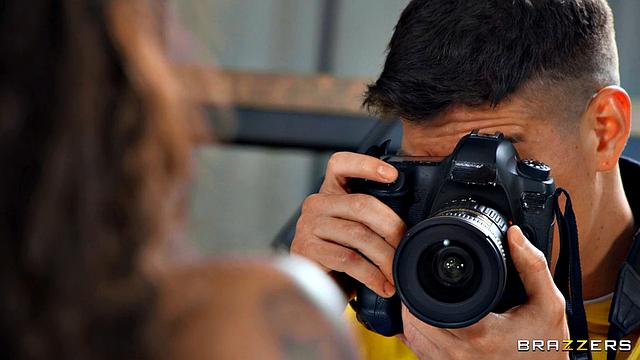 Venus Afrodita показывает своё тело и кайфует от жёсткого траха в стиле гонзо