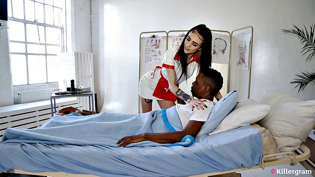 Сексапильная медсестра Shay London лечит дрочуна Longwood своим телом в кабинете доктора.