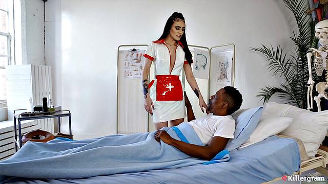 Сексапильная медсестра Shay London лечит дрочуна Longwood своим телом в кабинете доктора.