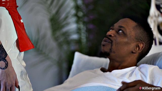 Сексапильная медсестра Shay London лечит дрочуна Longwood своим телом в кабинете доктора.