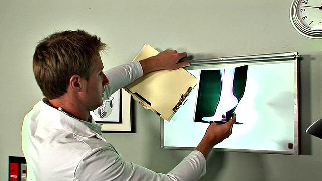 Смотри, как доктор Филгуд ласкает ноги Меган и трахается с ней