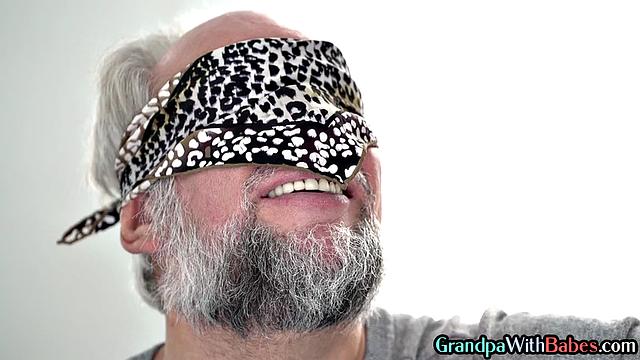 Стройная волосатая девушка трахается со зрелым мужчиной на диване.