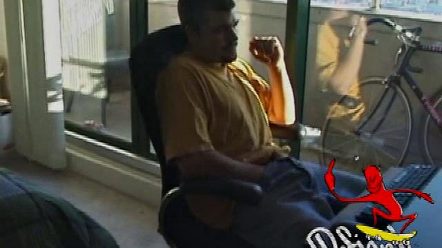 Тони скидывает штаны и мощно дрочит под гей-порно