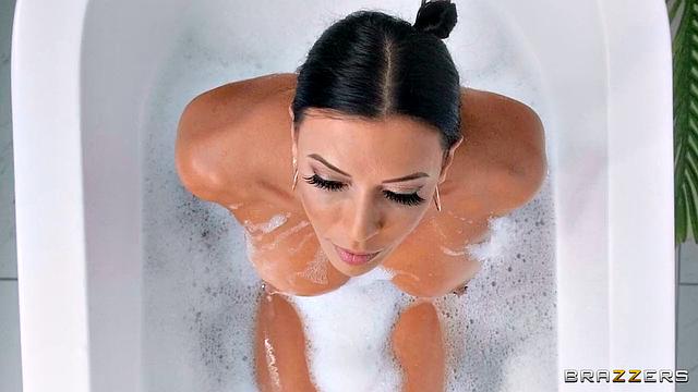 Массаж с подливой: пока муж на связи, жена развлекается с Zac Wild на масляном столе - Рейчел Старр явно не скучает!