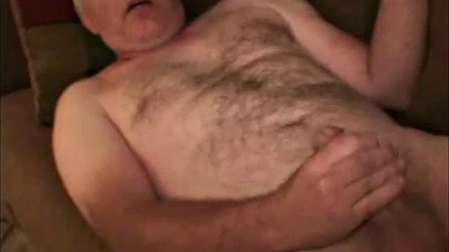 мускулистый зрелый чувак не сдерживается на гей-кастинге