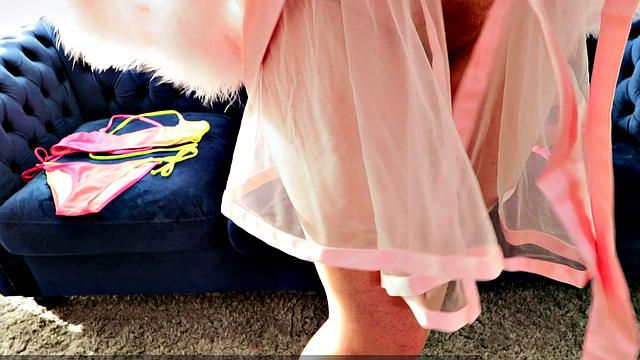 Кэмерон Скай выбирает купальник, а получает хороший трах на диване