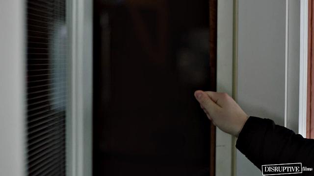 два накачанных мужика трахаются на природе