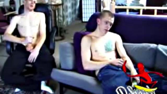 Эти два натурала снова дрочат, смотря порно, ни разу не глядя друг на друга, но между ними очевидно есть какая-то страсть, и они возбуждены от присутствия друг друга