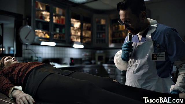 Доктор жестко трахает миниатюрную любовницу после минета.