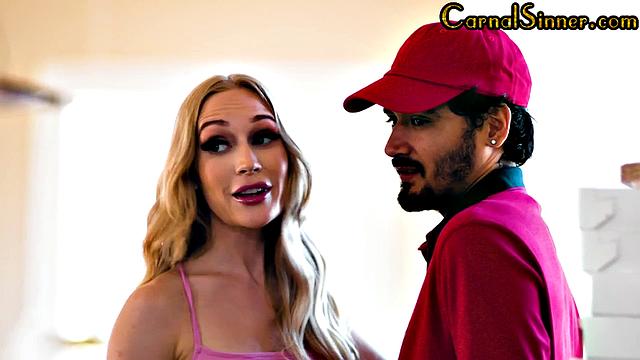 Миниатюрная блондинка катается на члене после прелюдии с парнем.