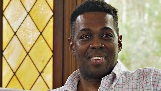 смотри, как транса соблазняет парня и берет в себя без гондона раком