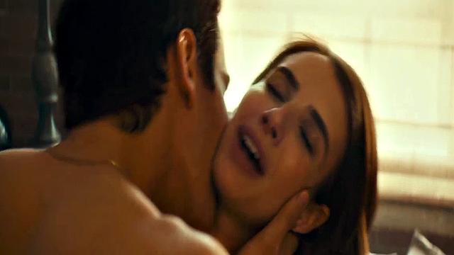 Эмма Робертс в прозрачном белье, кружево нервно курит в углу