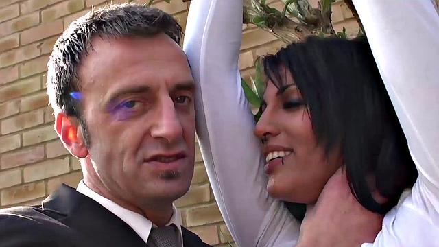 луиза кей с пирсингом получает жёсткий трах и кончает на лицо